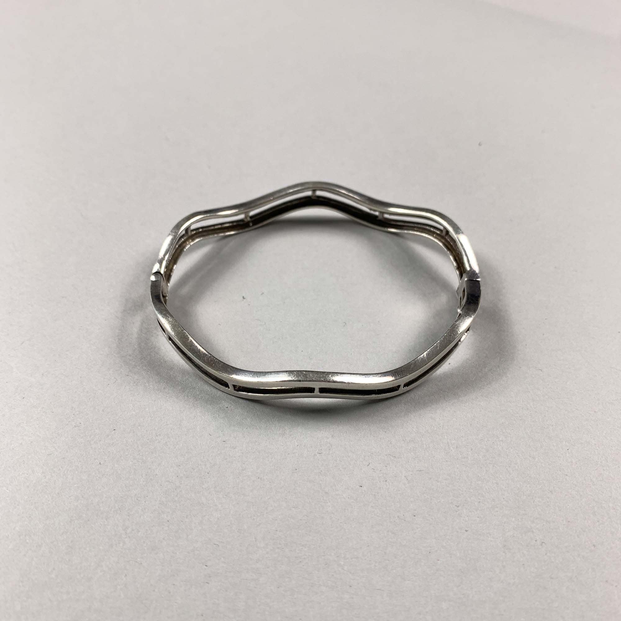 Vintage 925 Sterling Silver Wavy Clasp Bangle