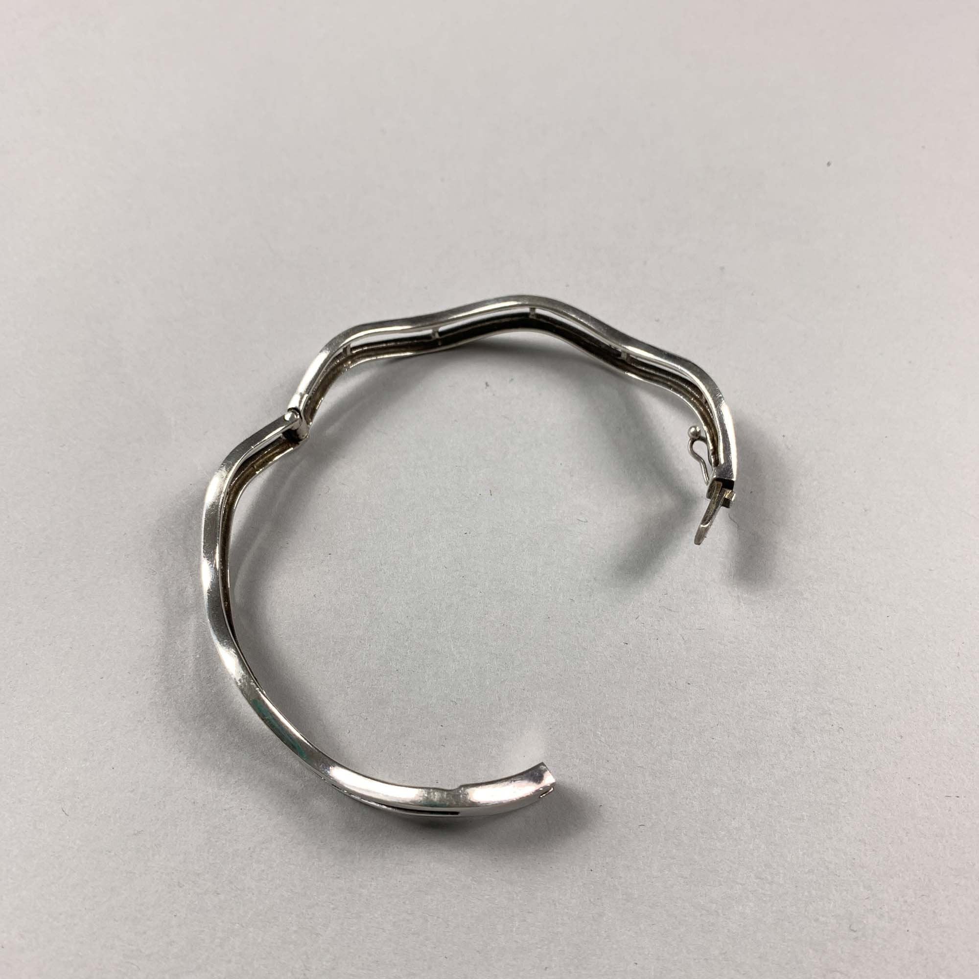 Vintage 925 Sterling Silver Wavy Clasp Bangle