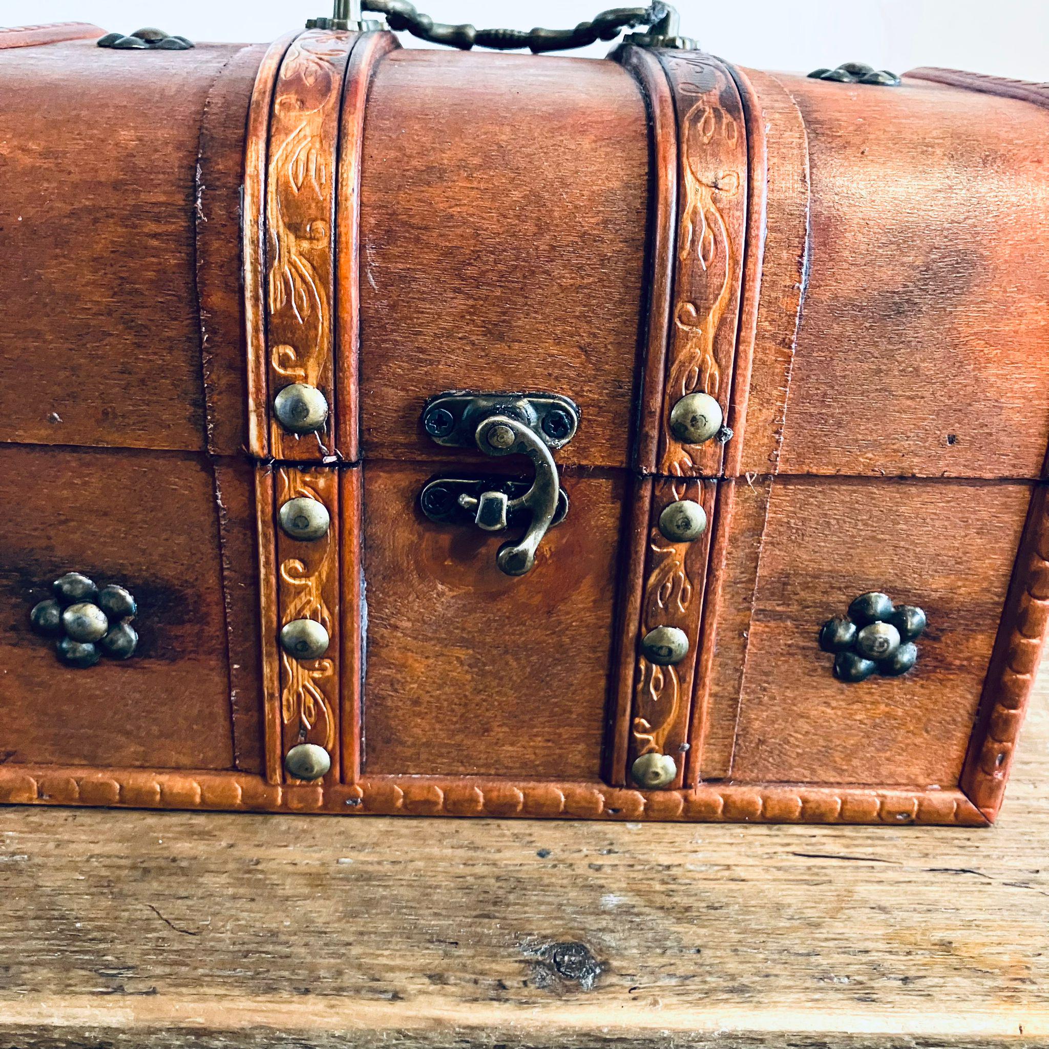 Vintage Style Medium Wooden Treasure Chest Trinket Jewellery Smoking Cigar Box Gift