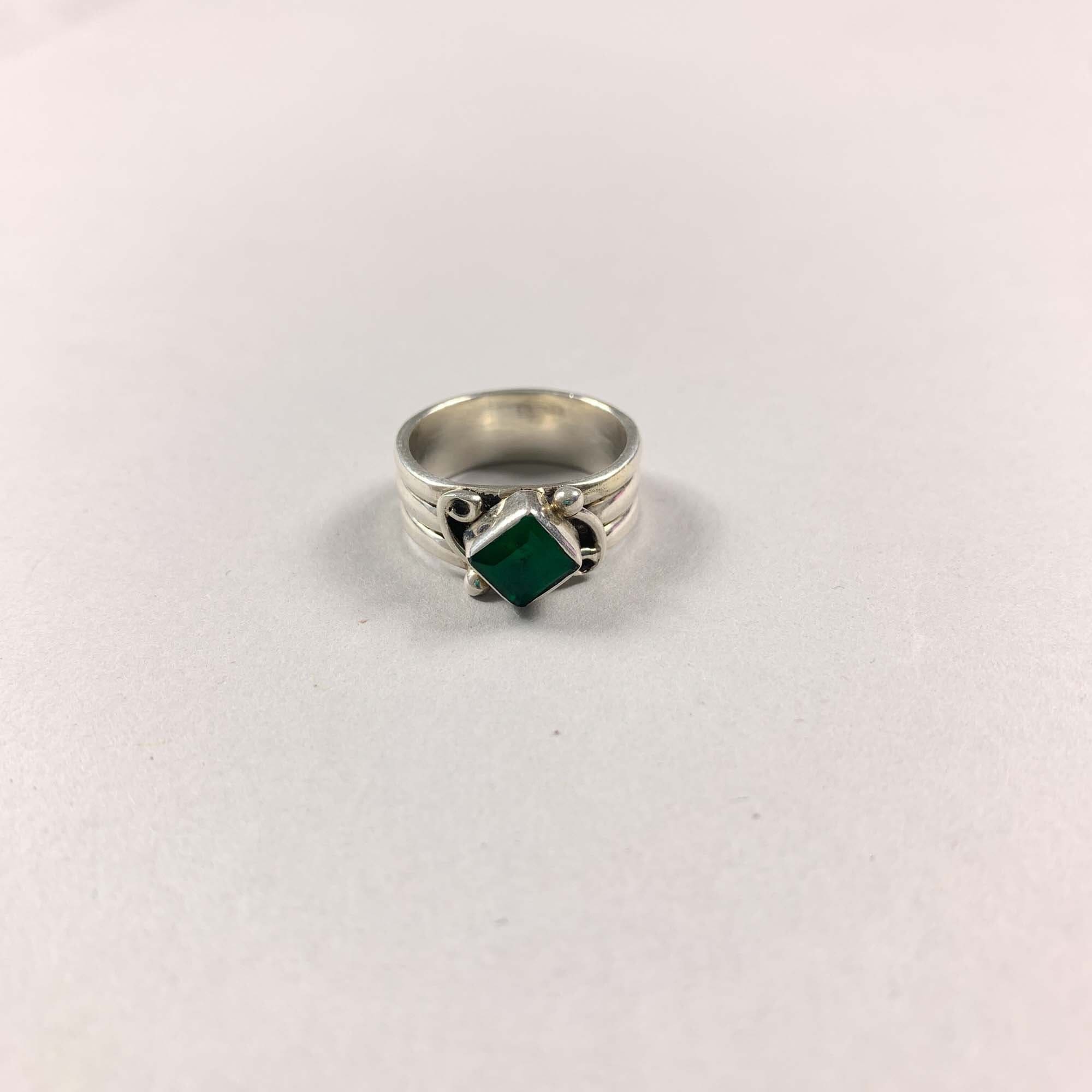 Vintage 925 Sterling Silver Band Ring with Green Stone Size O