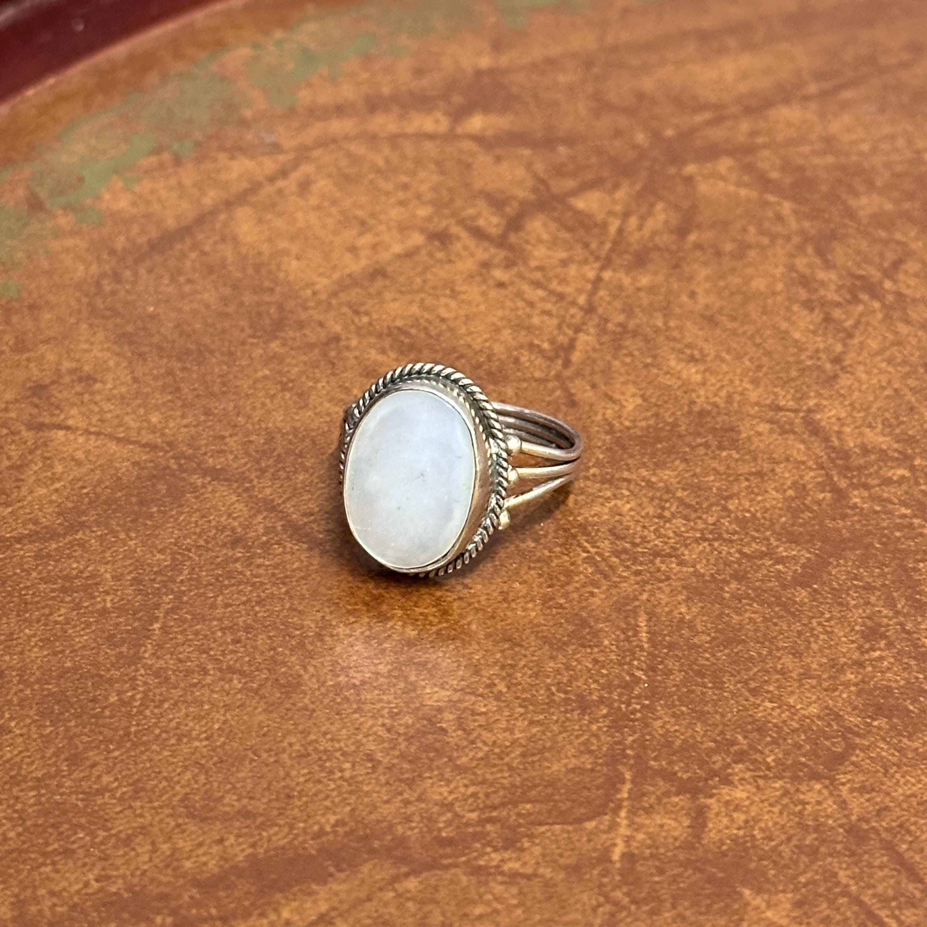 Vintage 925 Solid Silver Oval Cream Mother Of Pearl Gemstone Ring - Size V 1/2