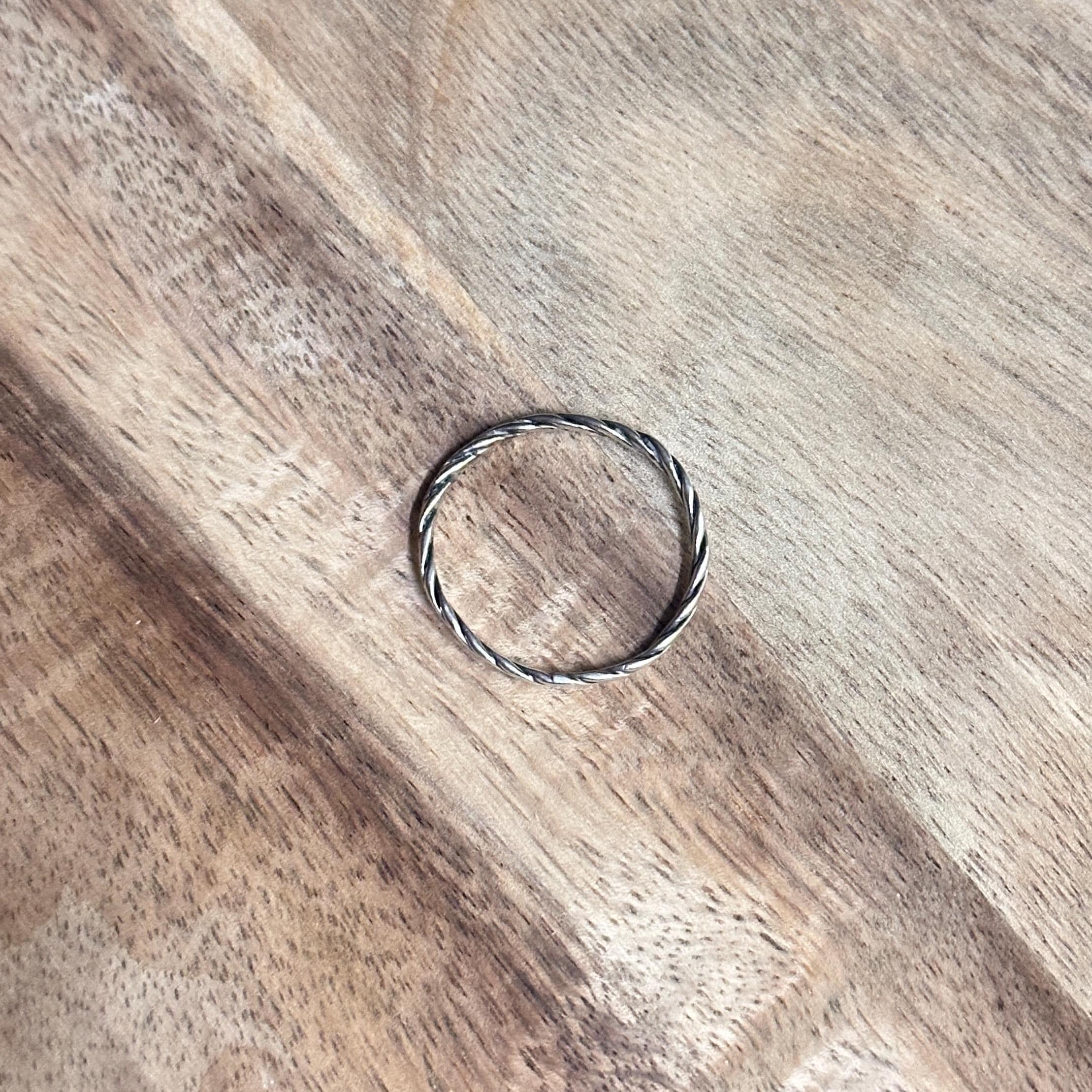 Vintage Minimalist Stackable 925 Silver Swirl Ring - Size O
