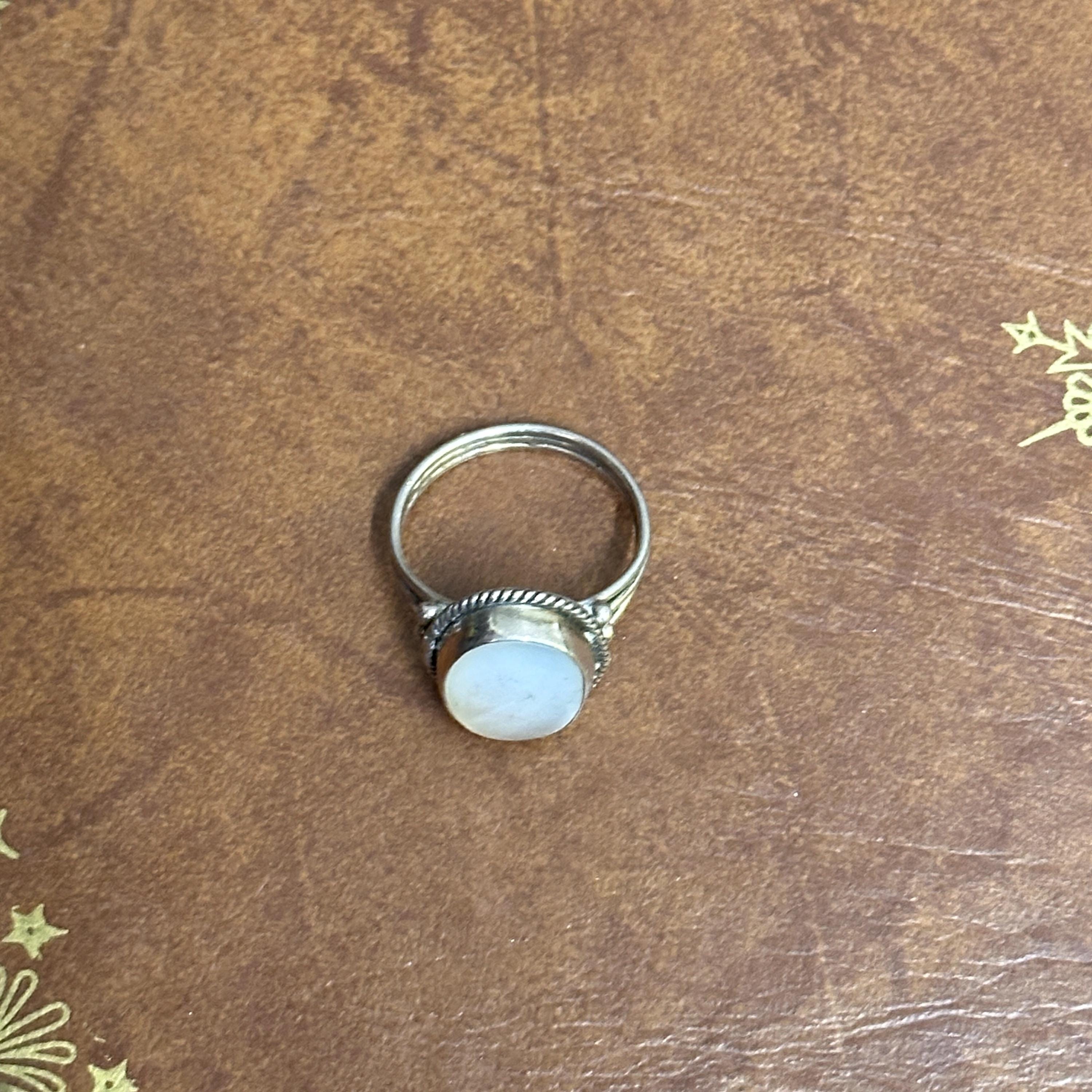 Vintage 925 Solid Silver Oval Cream Mother Of Pearl Gemstone Ring - Size V 1/2