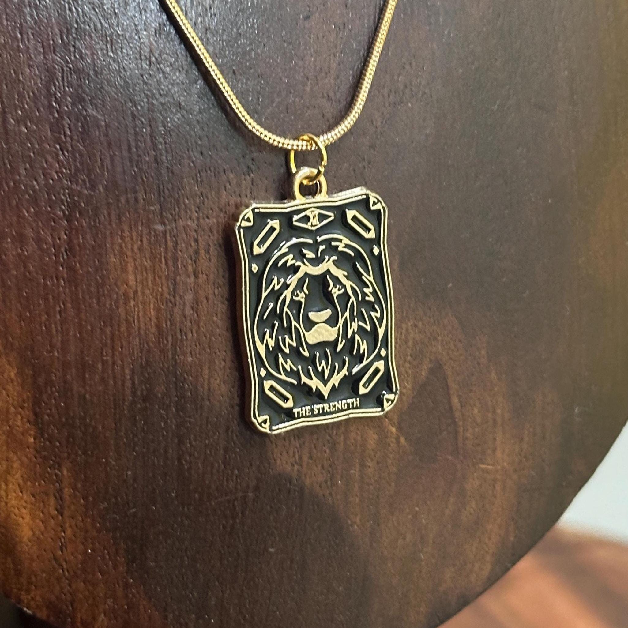Retro The Strength Tarot Card Pendant Necklace Gold Tone Snake Chain Lucky Gift