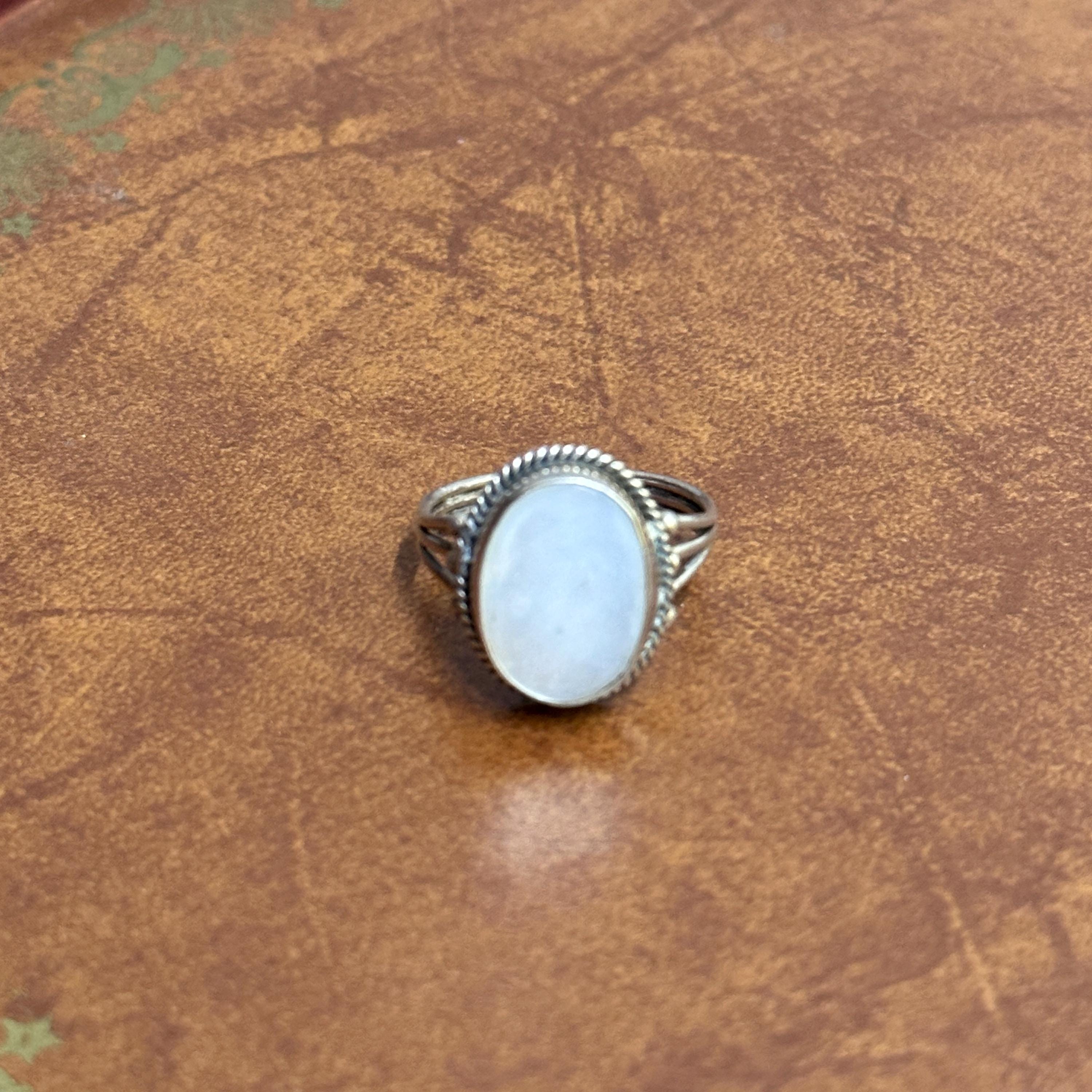 Vintage 925 Solid Silver Oval Cream Mother Of Pearl Gemstone Ring - Size V 1/2